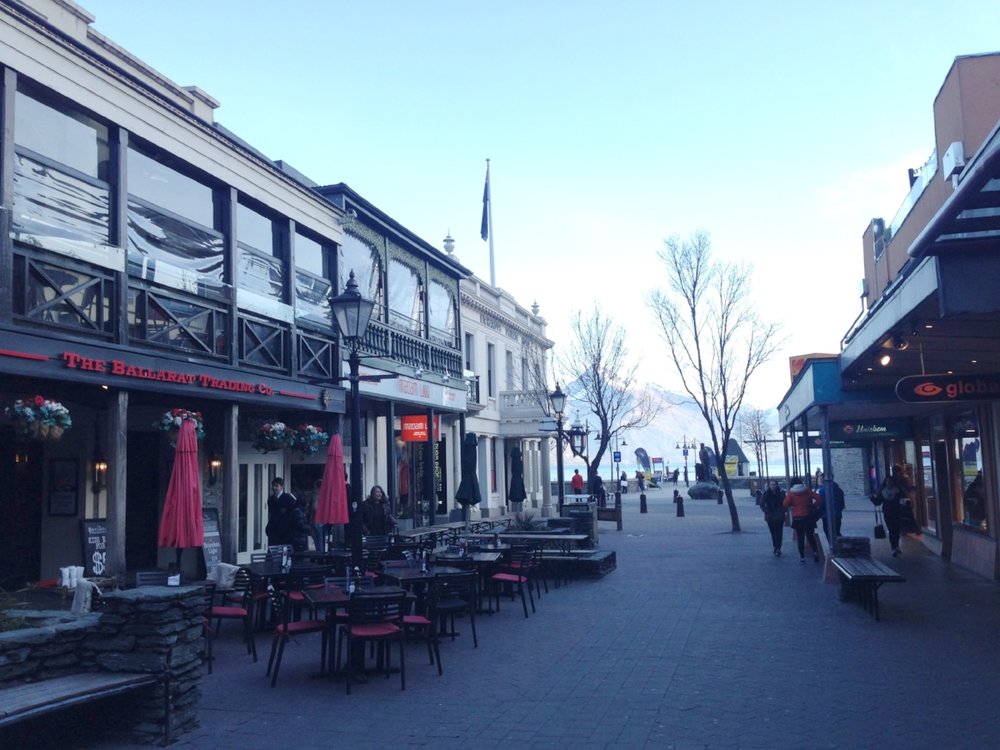  Central Queenstown: a compact shopping area with mountain views 