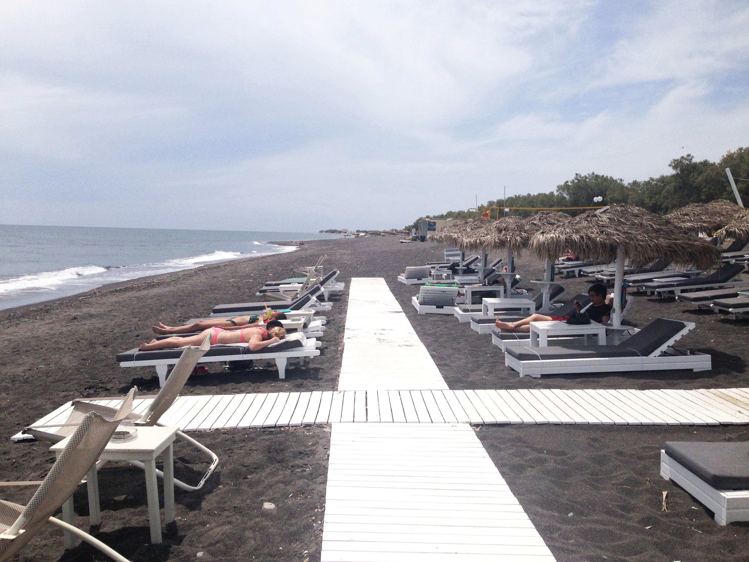  Perivolos Beach: more resort style, with plenty of dining and bars opposite 
